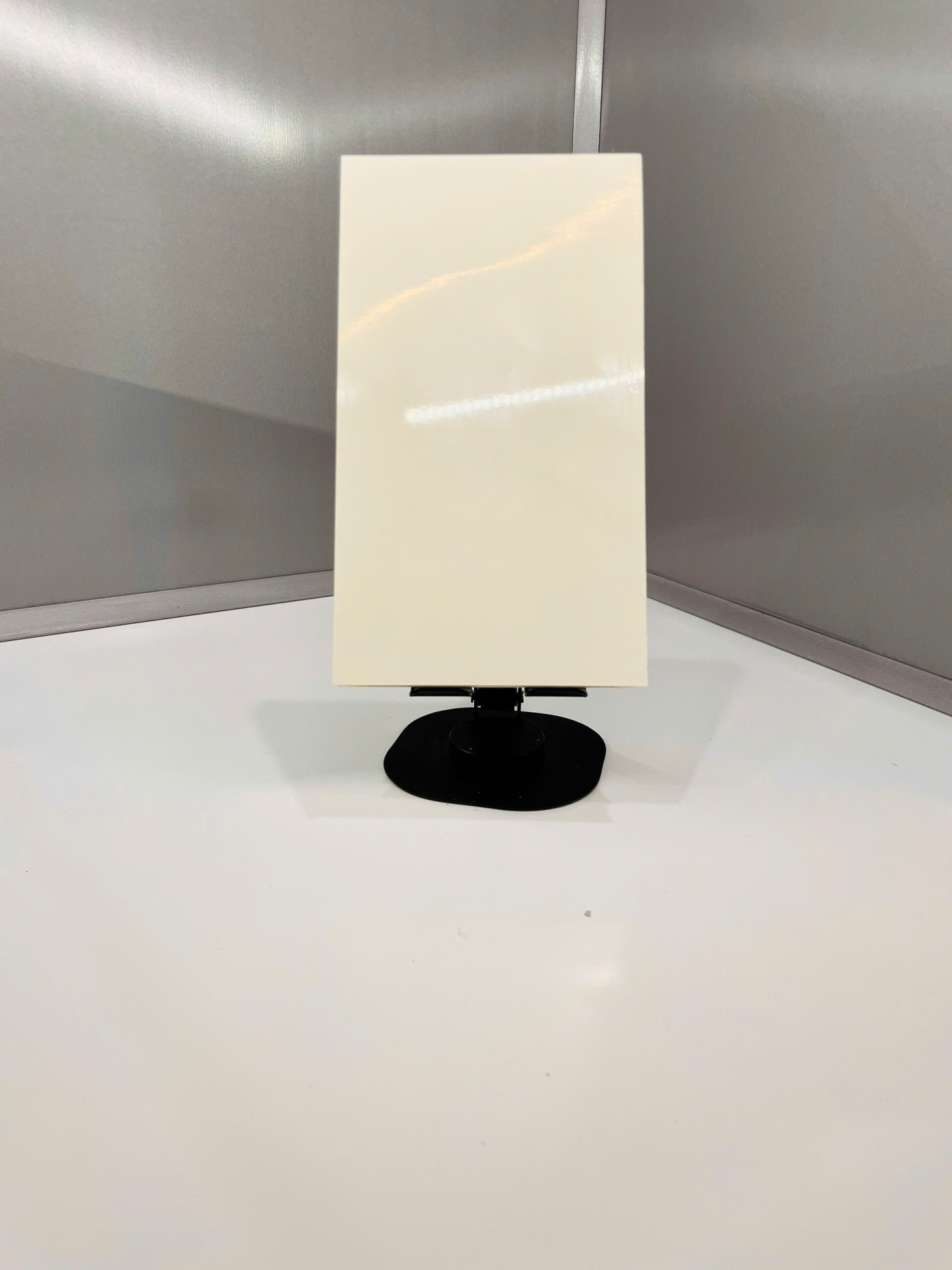 Thiết kế và sản xuất sản phẩm nội thất bằng tấm nhựa rỗng ECO