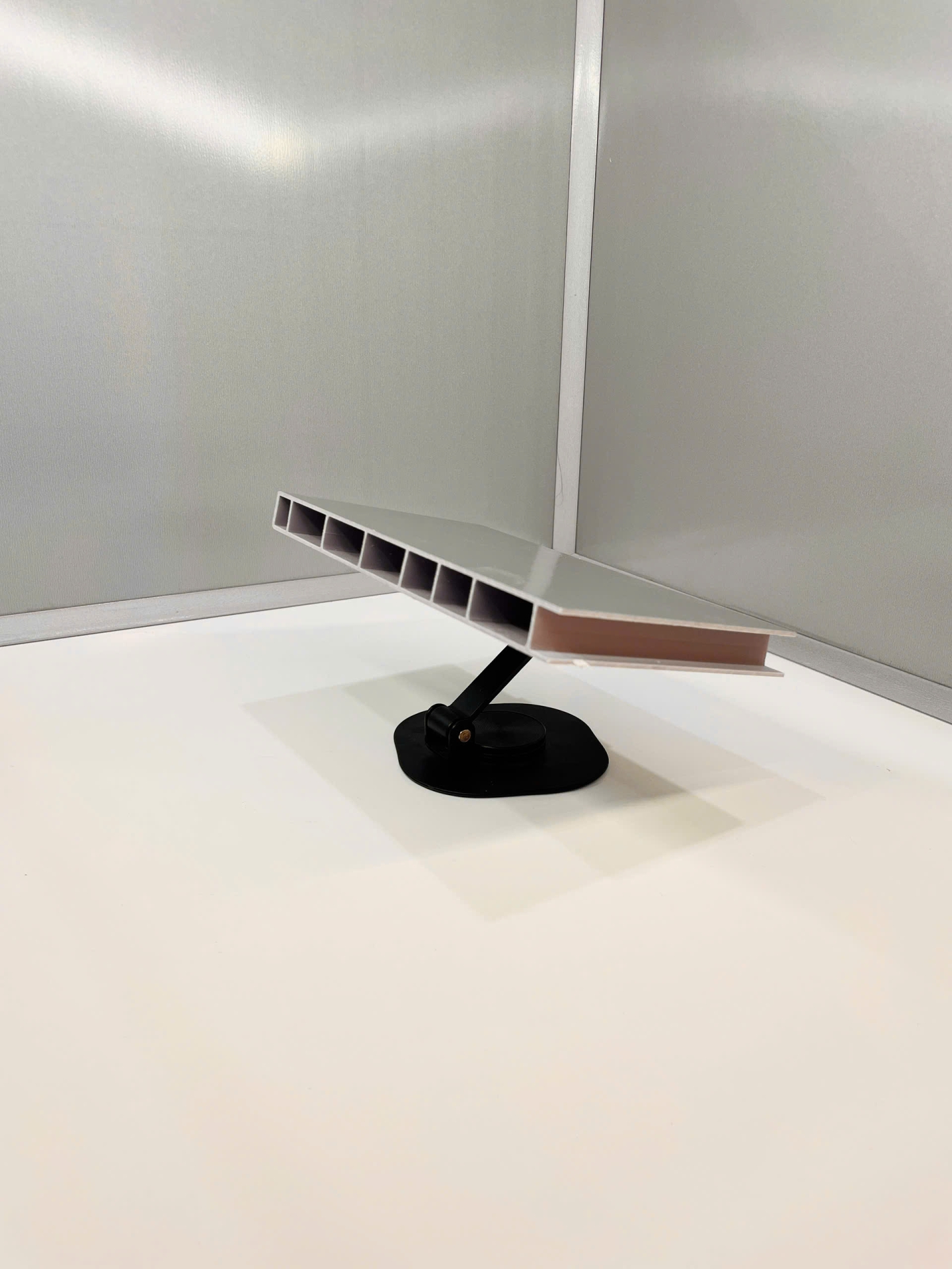 Thiết kế và sản xuất sản phẩm nội thất bằng tấm nhựa rỗng ECO