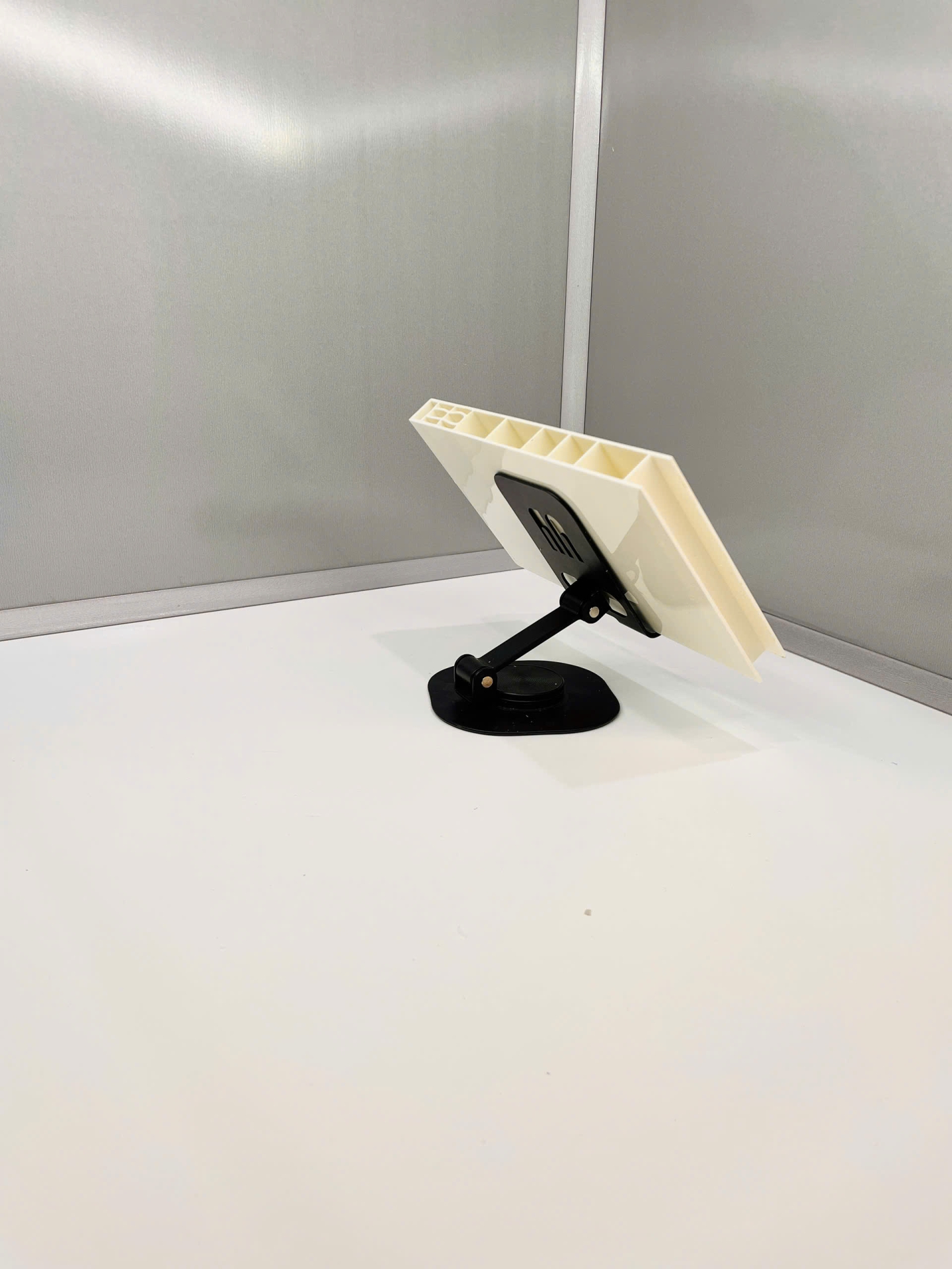 Thiết kế và sản xuất sản phẩm nội thất bằng tấm nhựa rỗng ECO