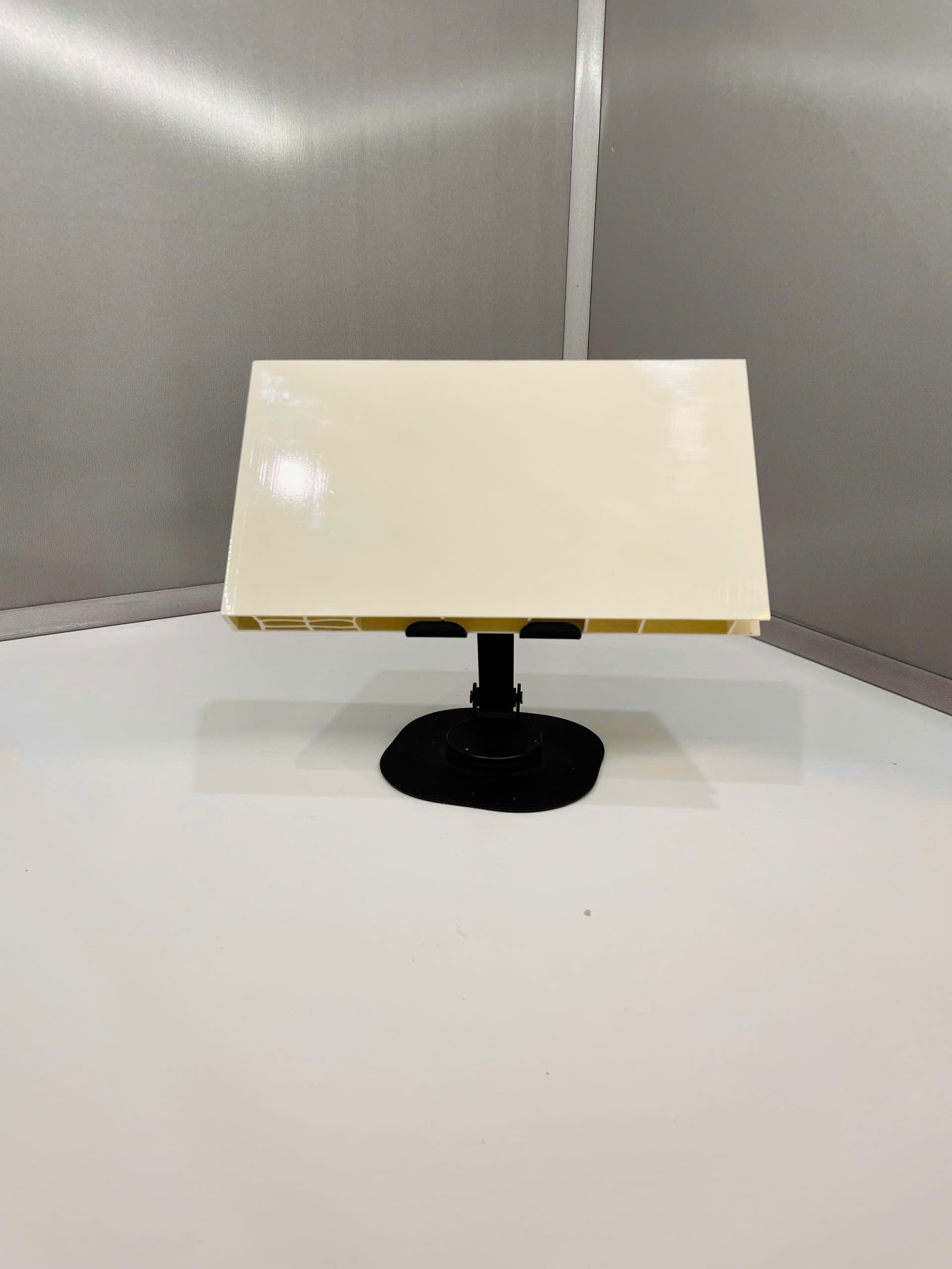 Thiết kế và sản xuất sản phẩm nội thất bằng tấm nhựa rỗng ECO