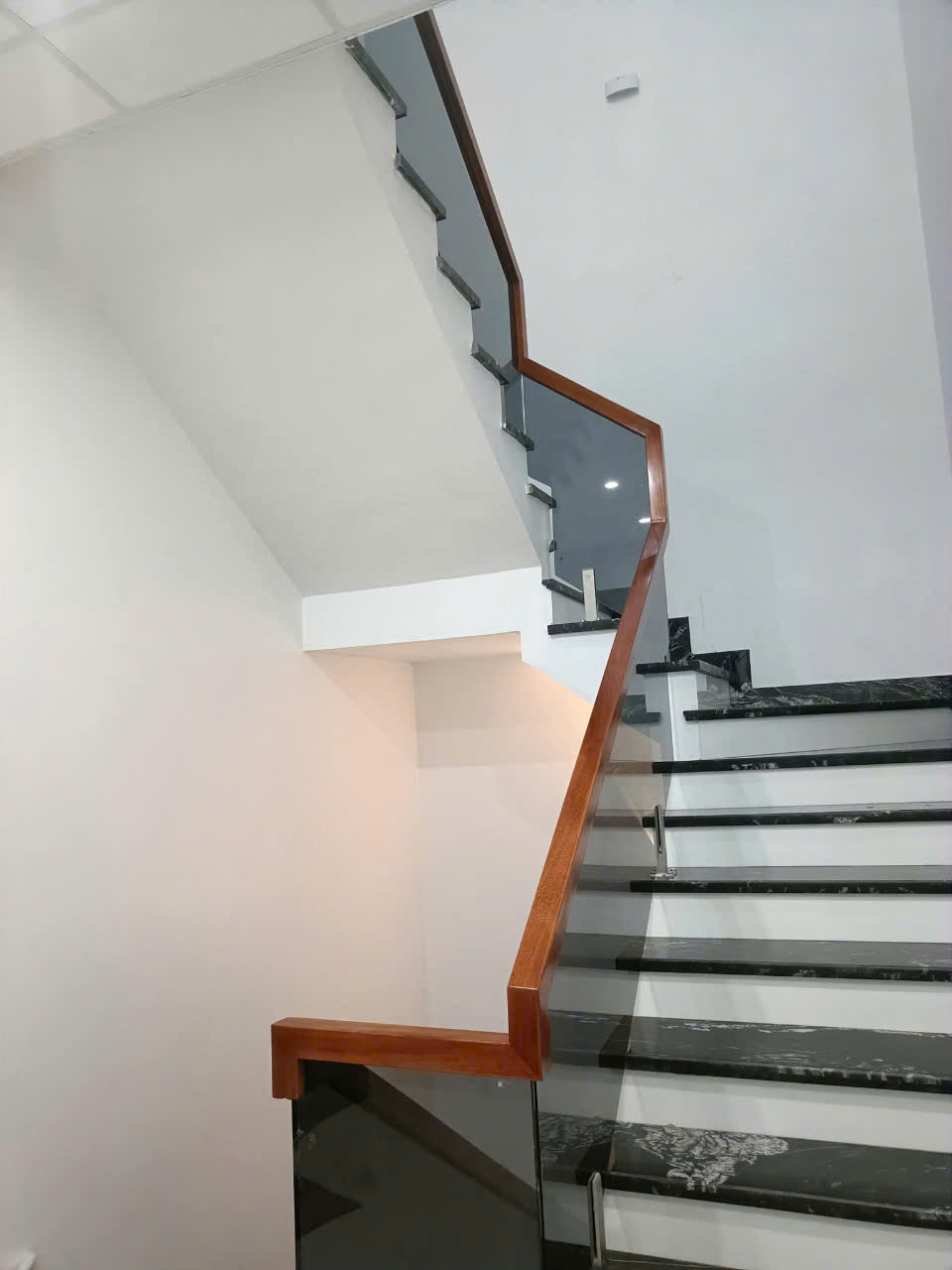 Thi công cầu thang kính ( mẫu 2 )