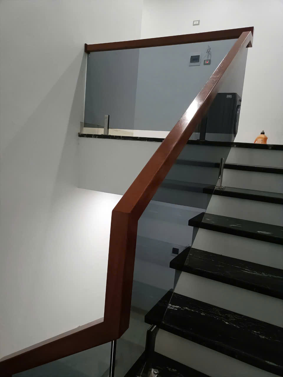 Thi công cầu thang kính ( mẫu 2 )