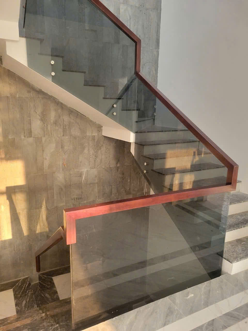 Thi công cầu thang kính ( mẫu 2 )