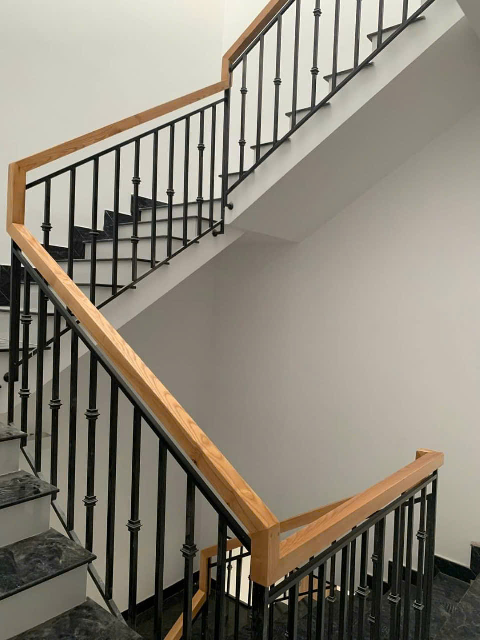 Thi công cầu thang lan can gỗ