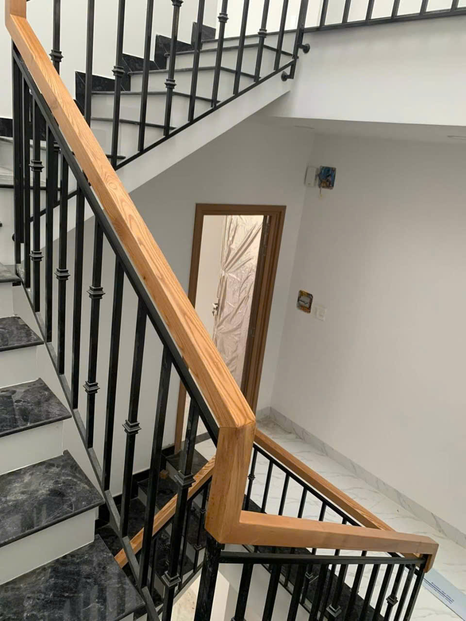 Thi công cầu thang lan can gỗ