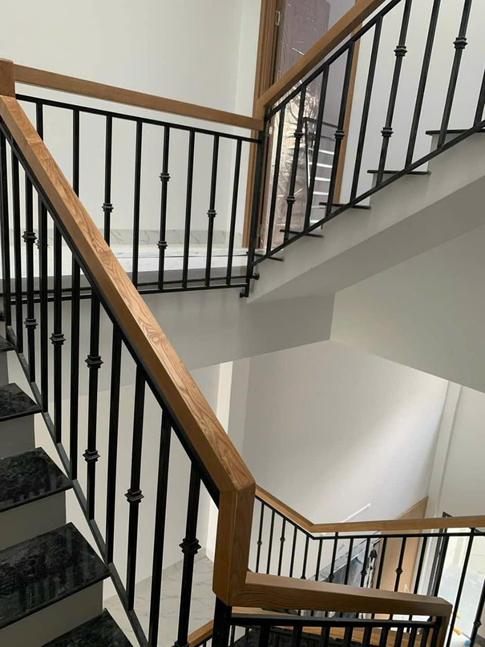 Thi công cầu thang lan can gỗ