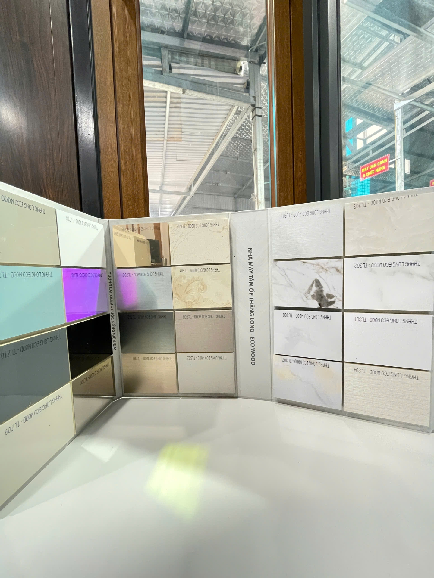 Tấm than tre thi công nội thất