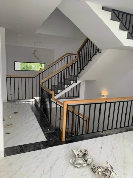 Thi công cầu thang lan can gỗ